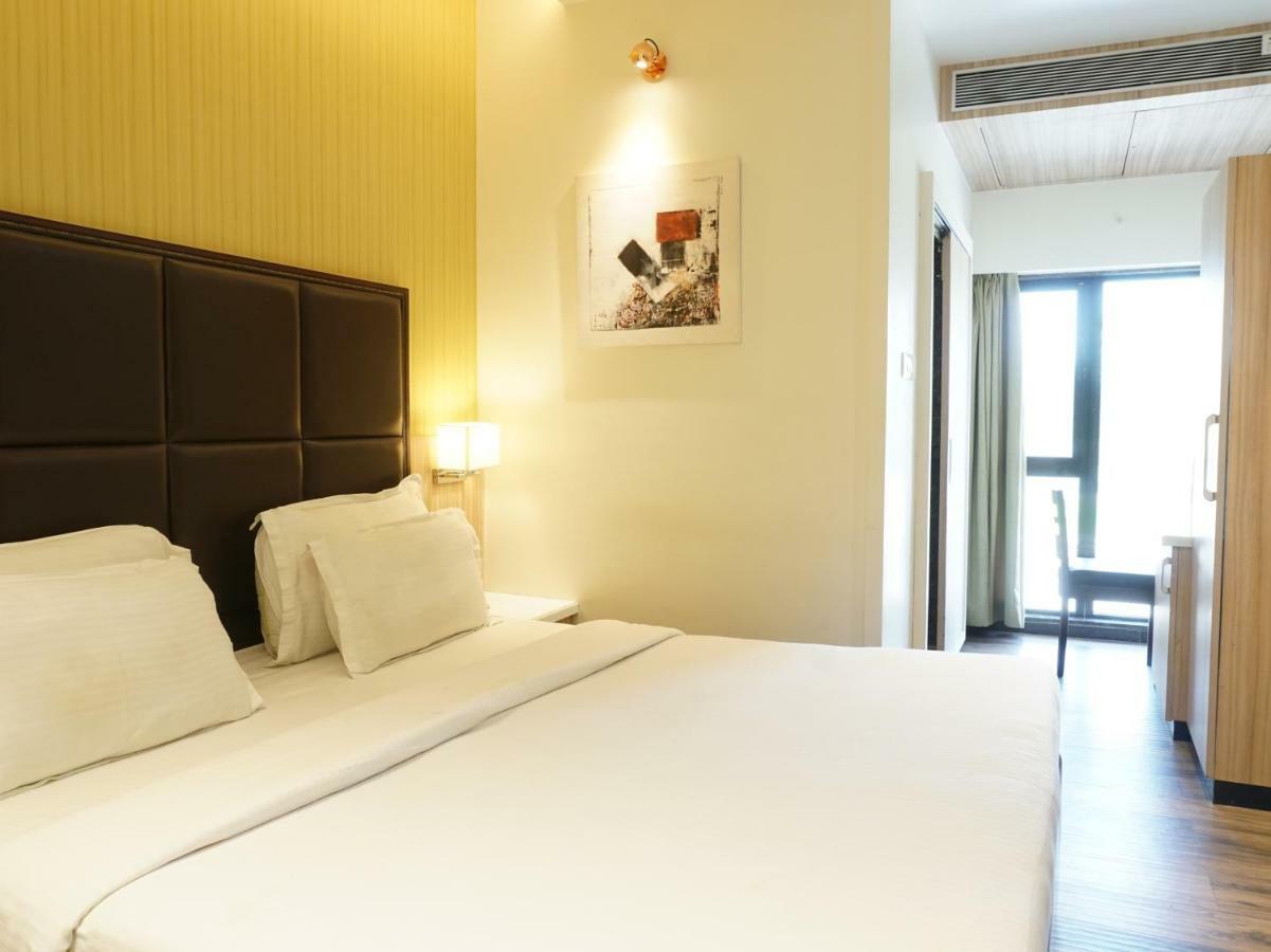 Palette Four Seasons Recreation Resort Jalgaon ภายนอก รูปภาพ