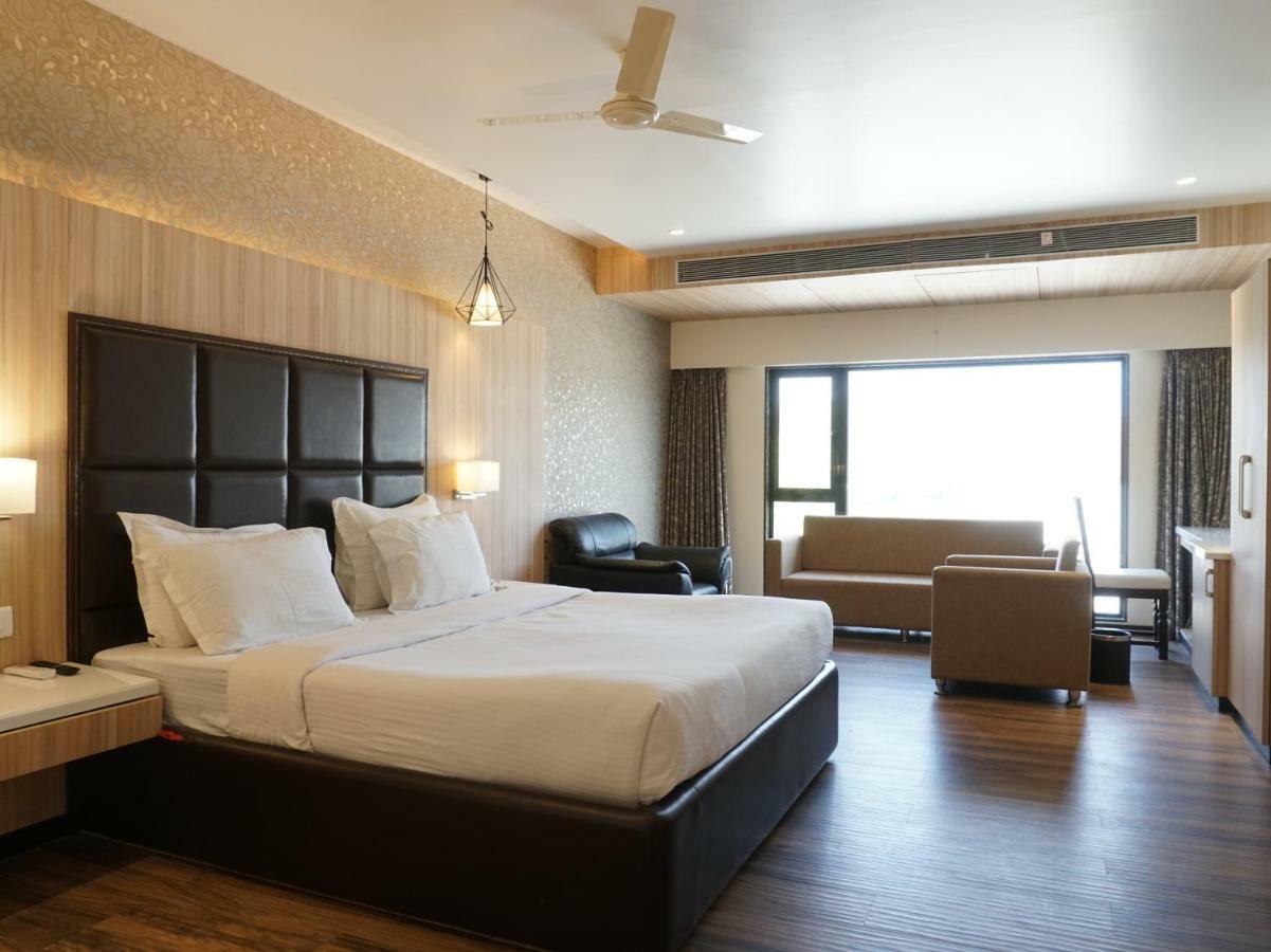 Palette Four Seasons Recreation Resort Jalgaon ภายนอก รูปภาพ